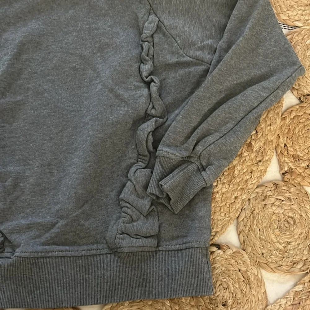 Hanna Andersson Ruffle Sweatshirt in French Terry. Size 6-7